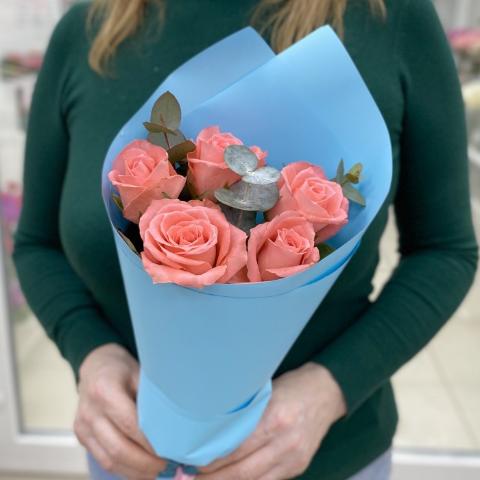 5 кораловых роз с эвкалиптом в упаковке