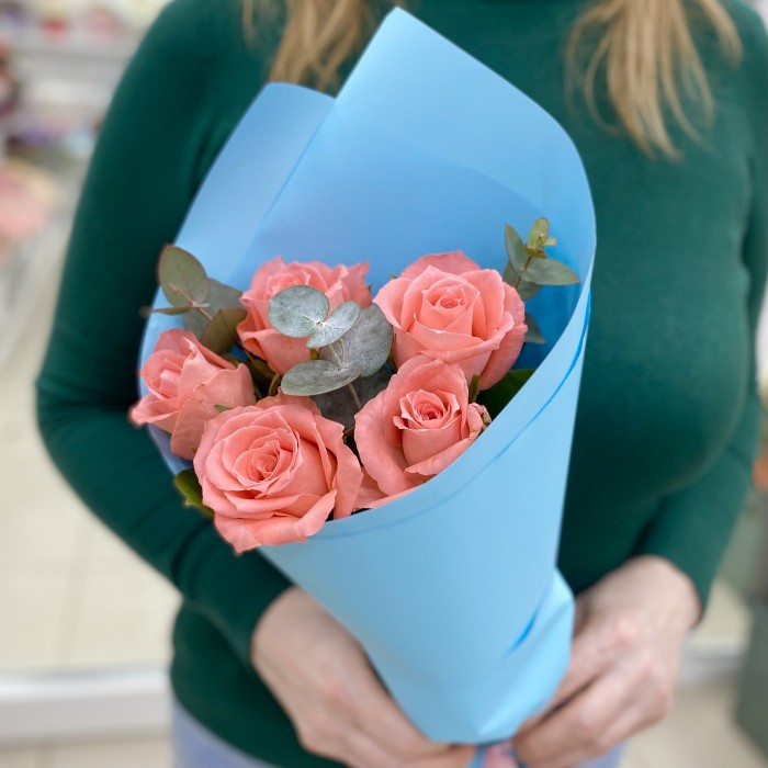 5 кораловых роз с эвкалиптом в упаковке