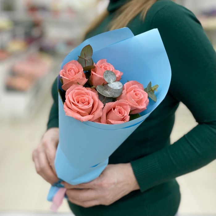 5 кораловых роз с эвкалиптом в упаковке