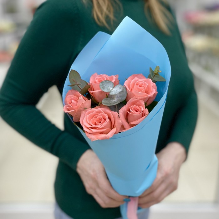 5 кораловых роз с эвкалиптом в упаковке