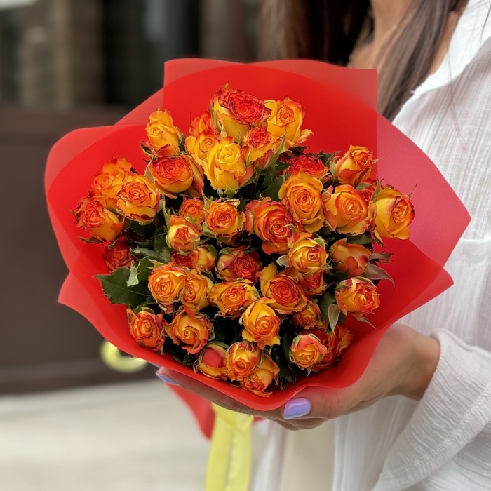 5 солнечных кустовых роз