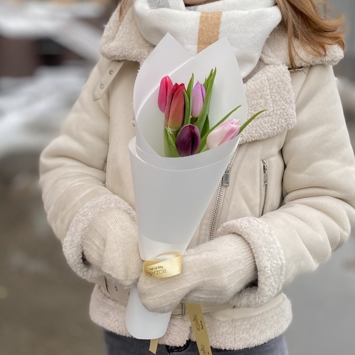 5 тюльпанов в упаковке