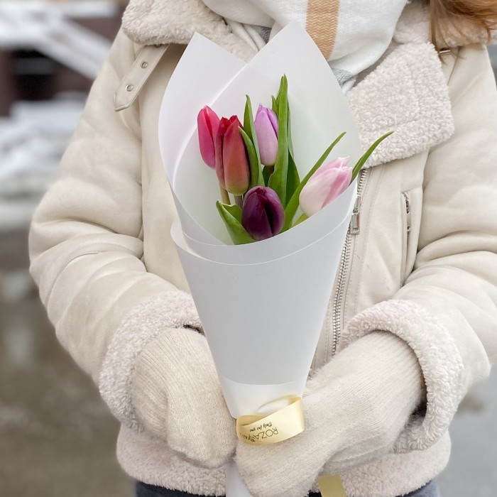 5 тюльпанов в упаковке