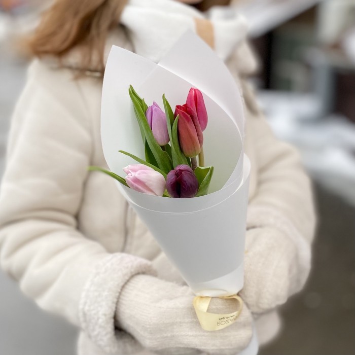 5 тюльпанов в упаковке