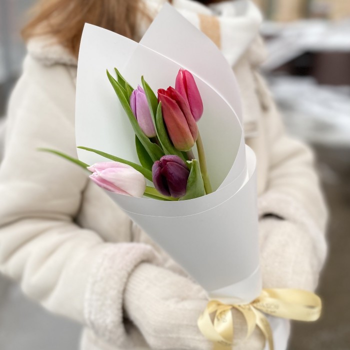 5 тюльпанов в упаковке