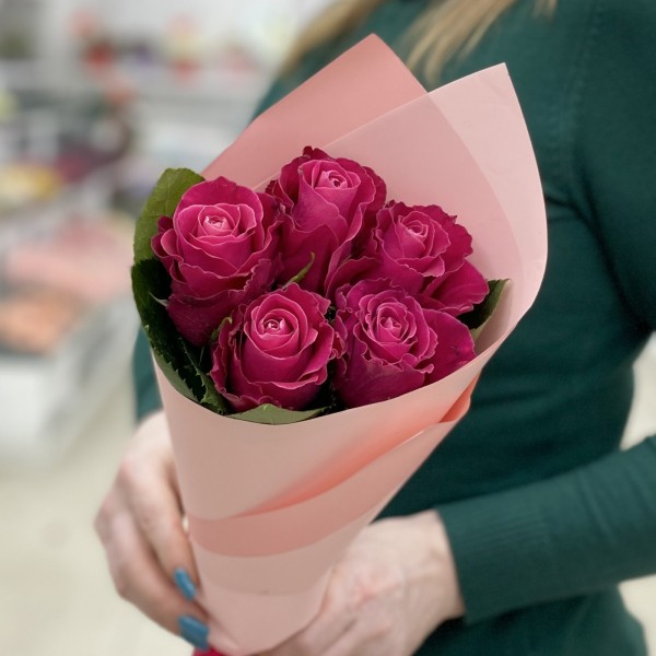 5 малиновых роз Муви Стар в упаковке