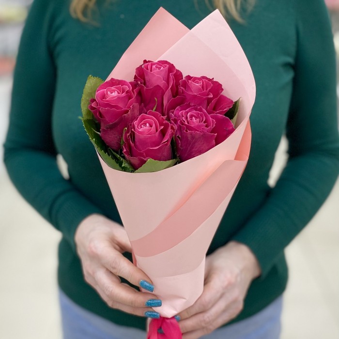 5 малиновых роз Муви Стар в упаковке