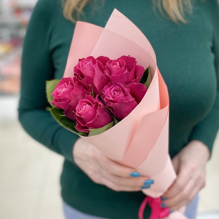 5 малиновых роз Муви Стар в упаковке