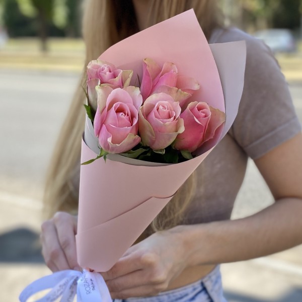 5 розово-зеленых роз Бел-роз в упаковке