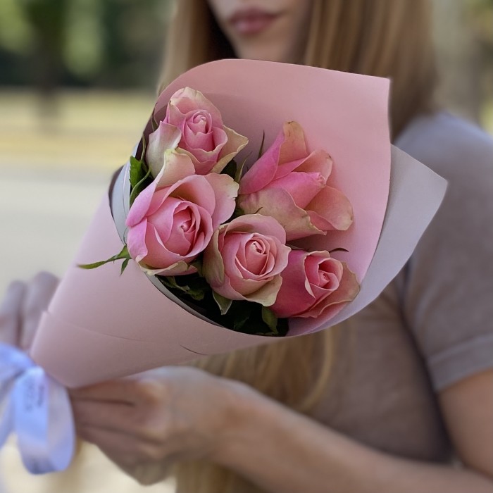 5 розово-зеленых роз Бел-роз в упаковке