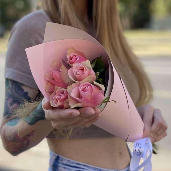 5 розово-зеленых роз Бел-роз в упаковке