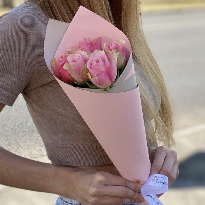 5 розово-зеленых роз Бел-роз в упаковке