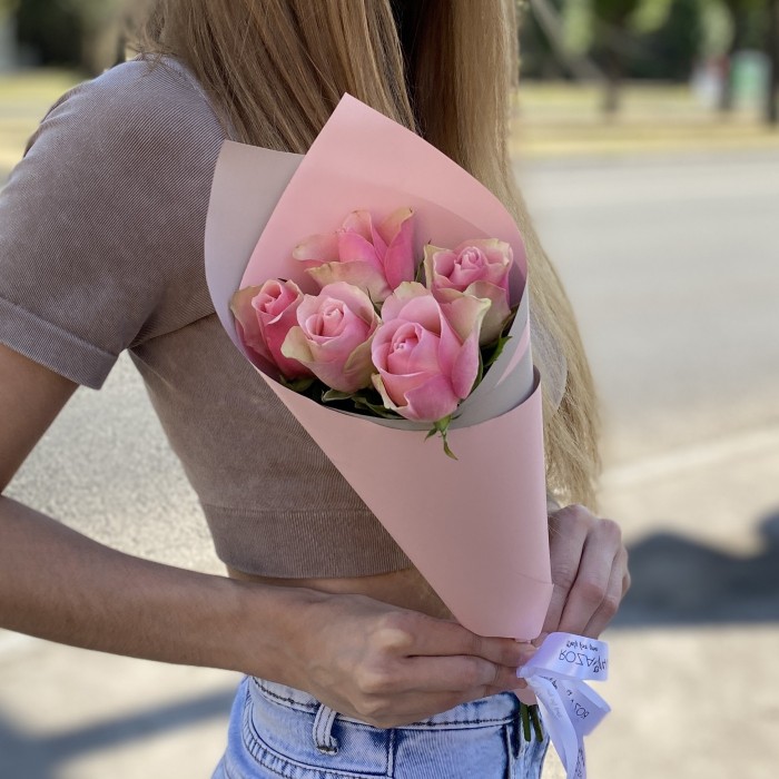 5 розово-зеленых роз Бел-роз в упаковке