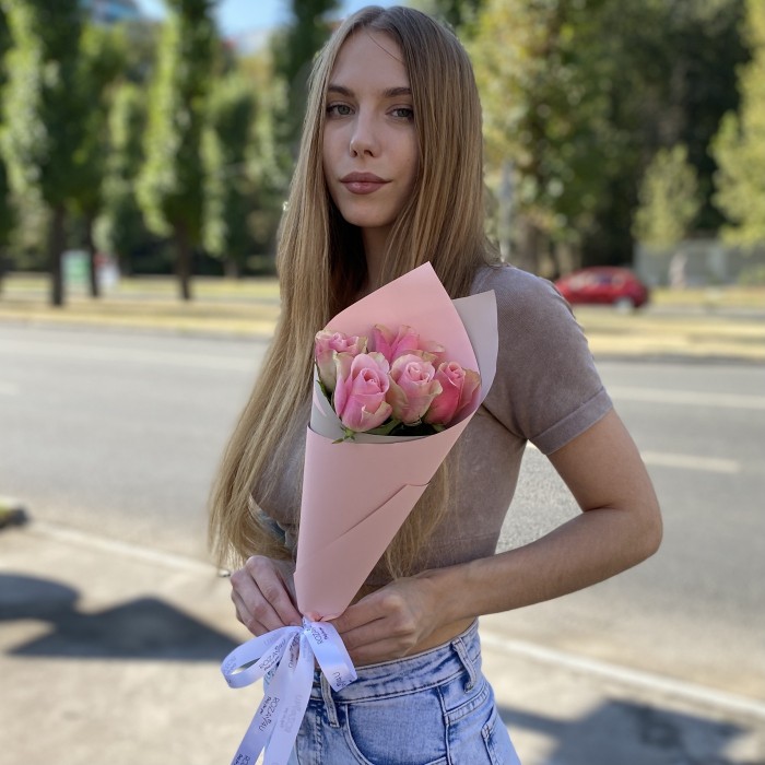 5 розово-зеленых роз Бел-роз в упаковке