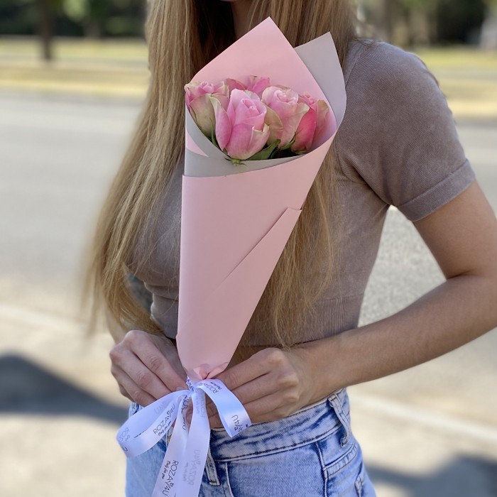 5 розово-зеленых роз Бел-роз в упаковке