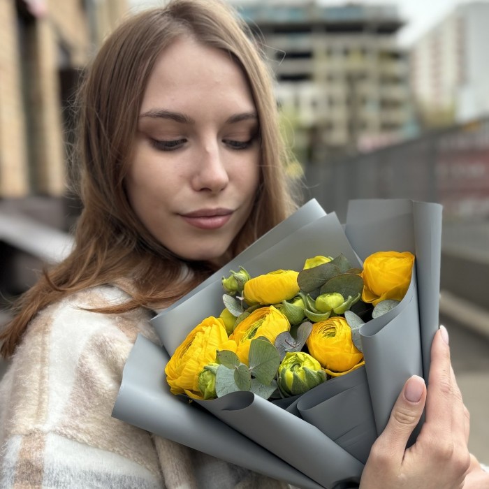 5 желтых Ранункулюсов с эвкалиптом