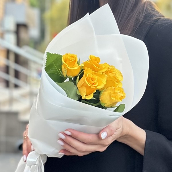 5 желтых роз 40 см