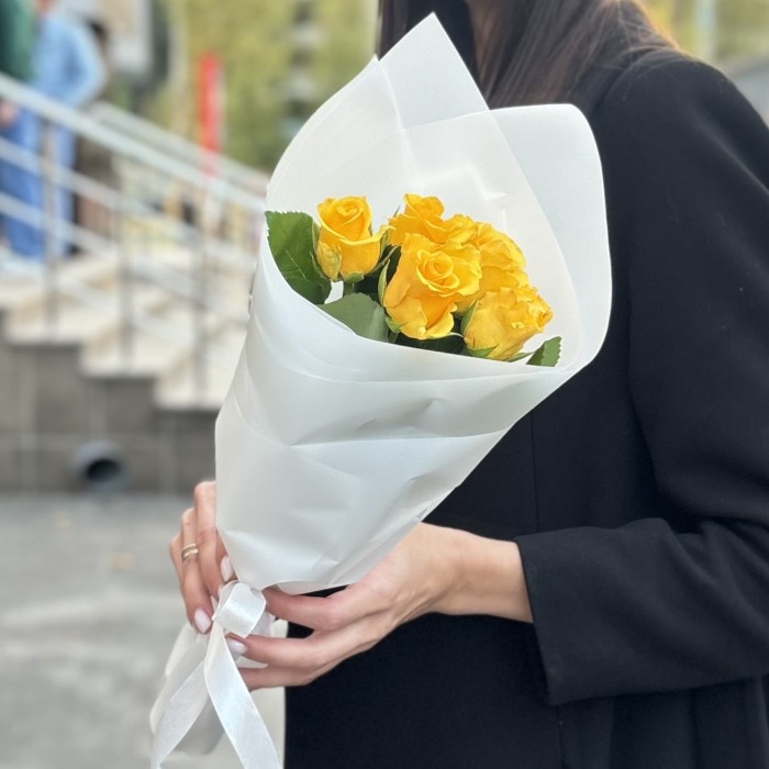 5 желтых роз 40 см