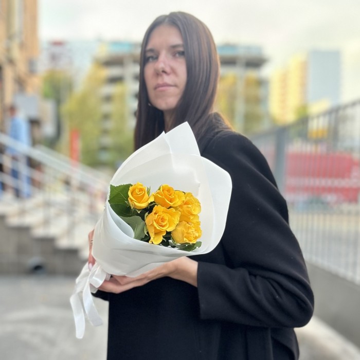 5 желтых роз 40 см