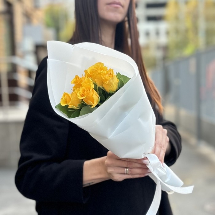 5 желтых роз 40 см
