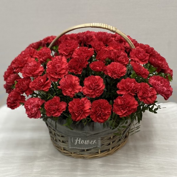 65 красных гвоздик в корзине
