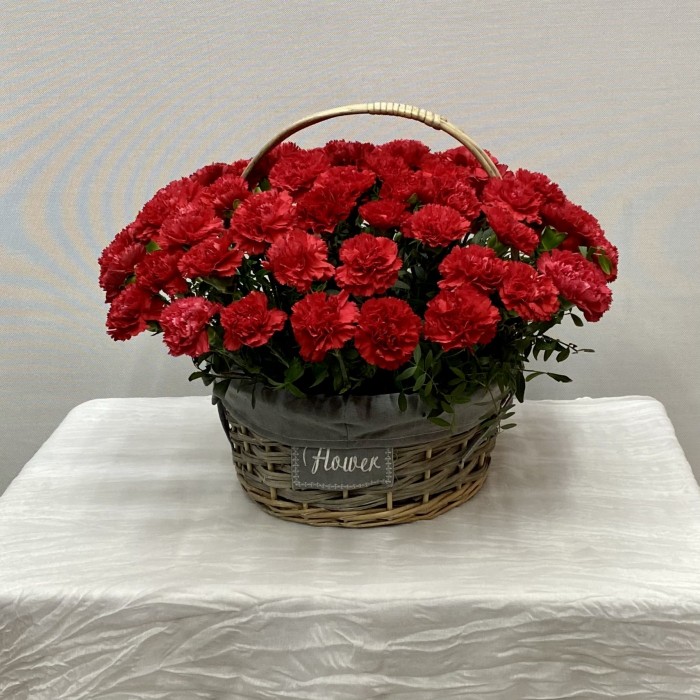 65 красных гвоздик в корзине