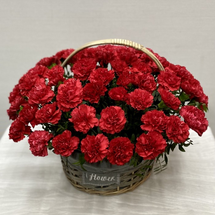 65 красных гвоздик в корзине