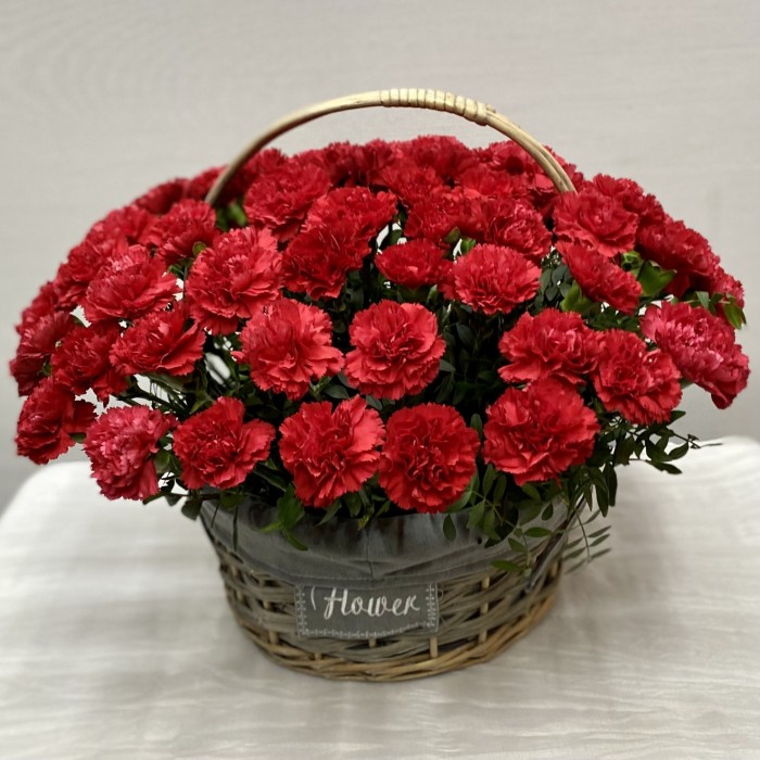 65 красных гвоздик в корзине
