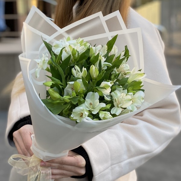 7 белых альстромерий