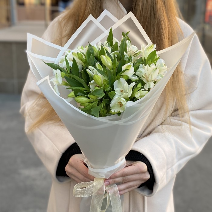 7 белых альстромерий