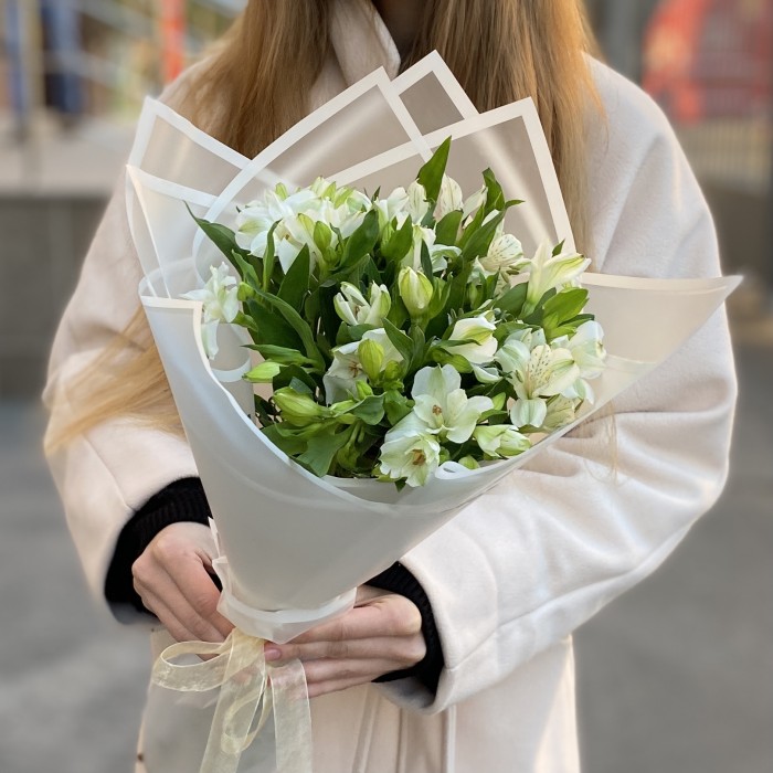 7 белых альстромерий