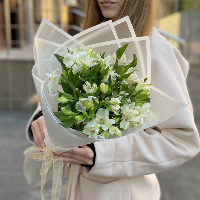 7 белых альстромерий