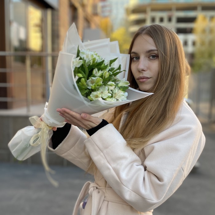 7 белых альстромерий