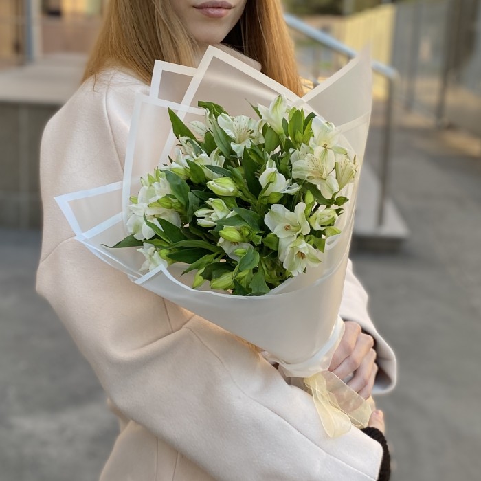 7 белых альстромерий