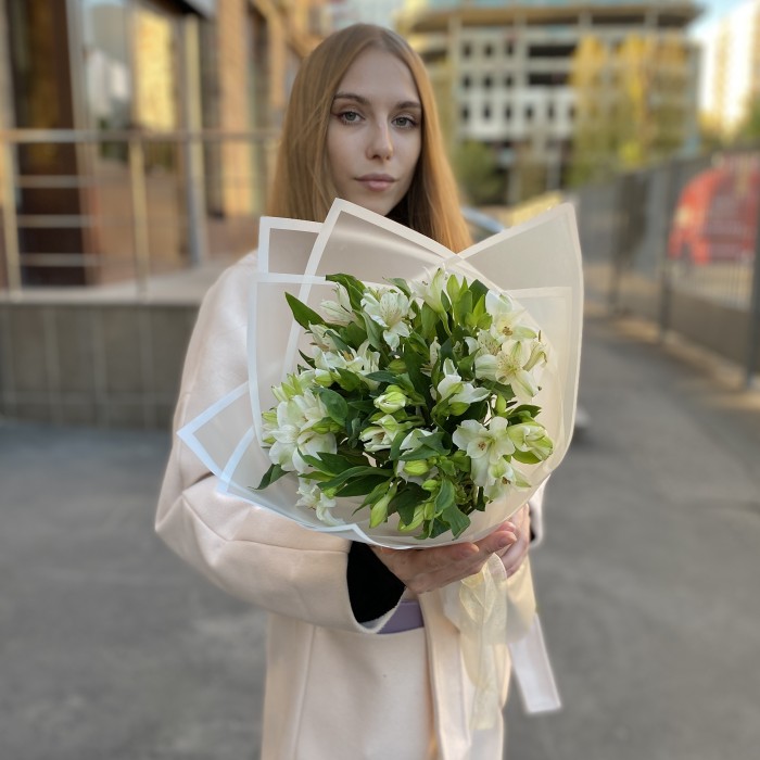 7 белых альстромерий