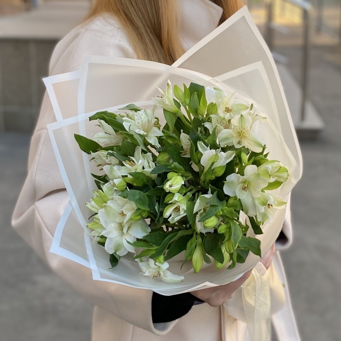 7 белых альстромерий