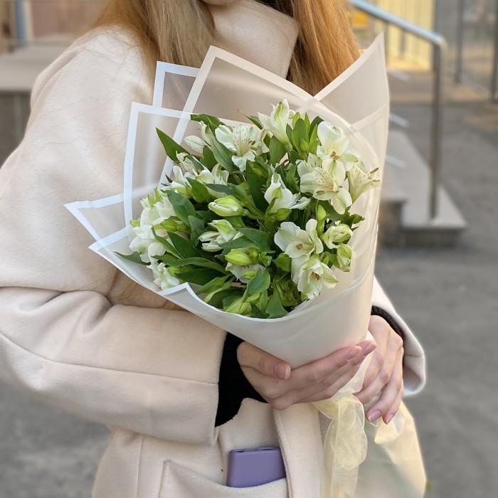 7 белых альстромерий