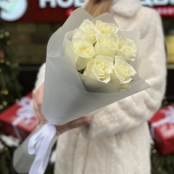 7 длинных белых роз 70 см