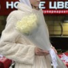 7 длинных белых роз 70 см