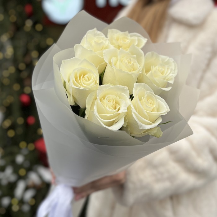 7 длинных белых роз 70 см