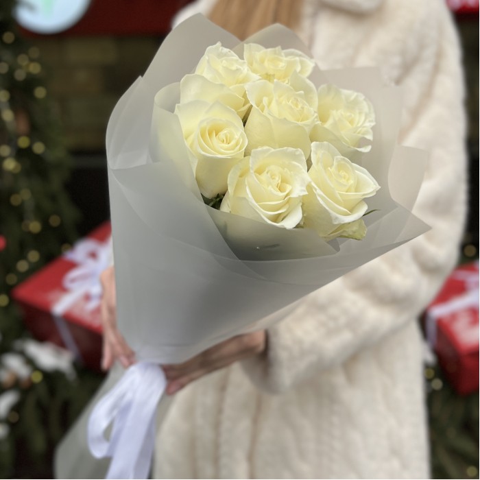 7 длинных белых роз 70 см