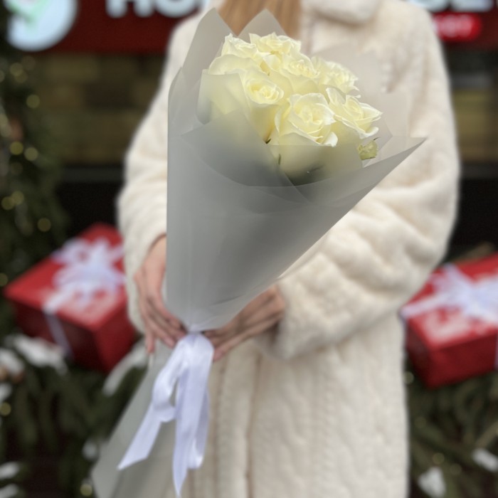 7 длинных белых роз 70 см