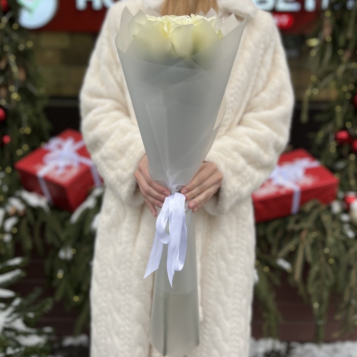 7 длинных белых роз 70 см