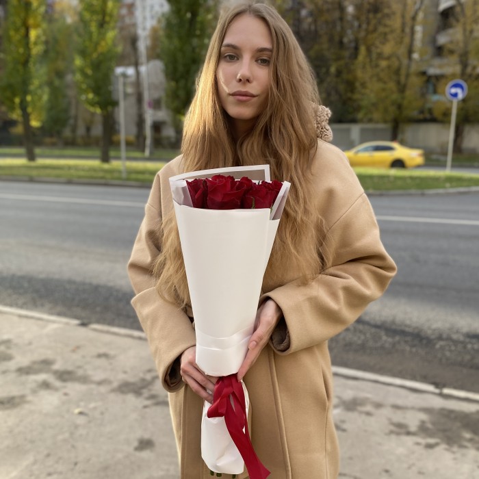 7 красных роз Эвер Ред 60 см