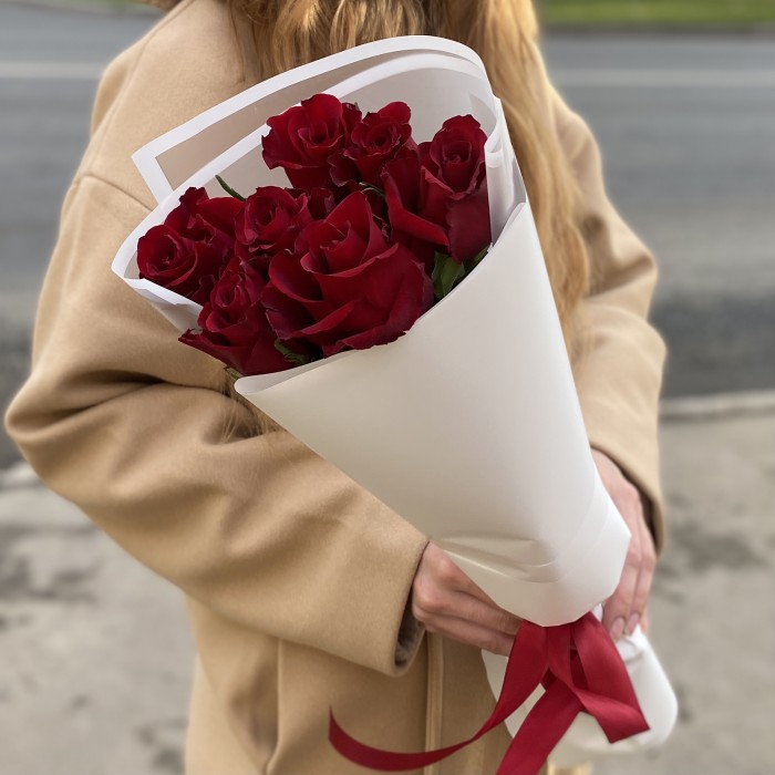 7 красных роз Эвер Ред 60 см