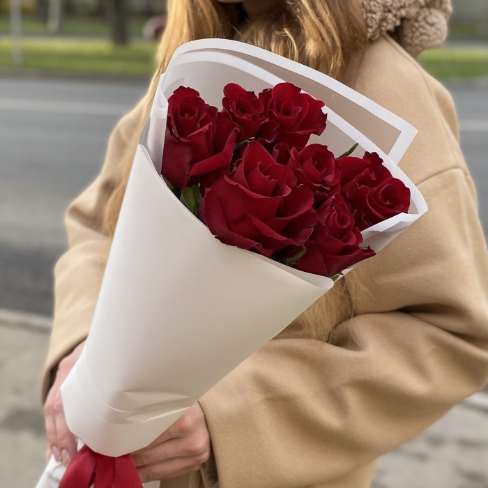 7 красных роз Эвер Ред 60 см