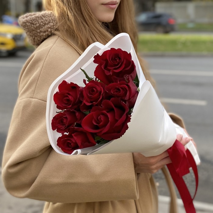 7 красных роз Эвер Ред 60 см