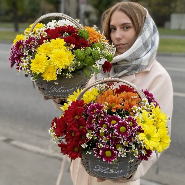 7 кустовых хризантем Яркий Mix в корзине