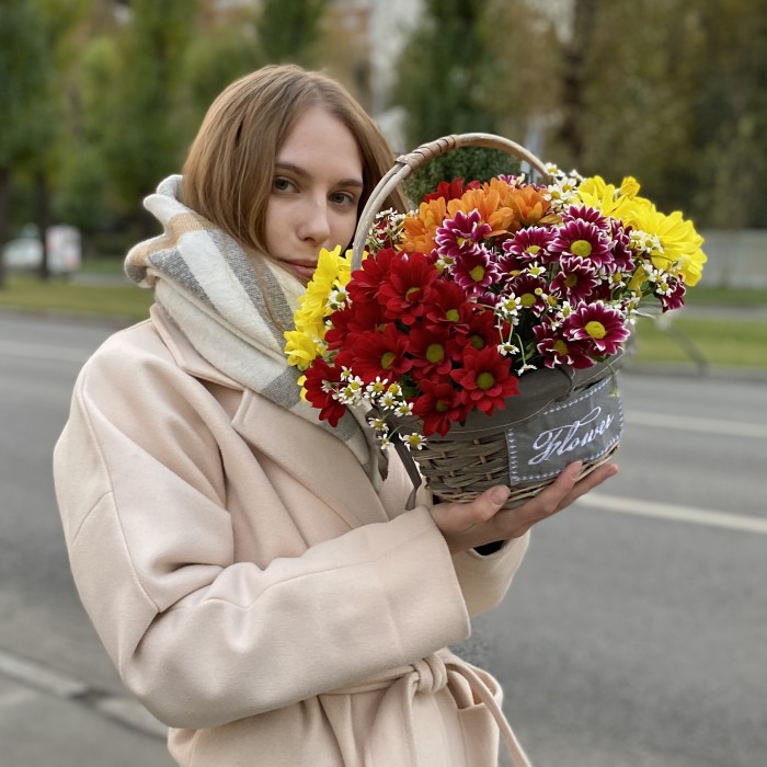 7 кустовых хризантем Яркий Mix в корзине