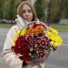 7 кустовых хризантем Яркий Mix в корзине